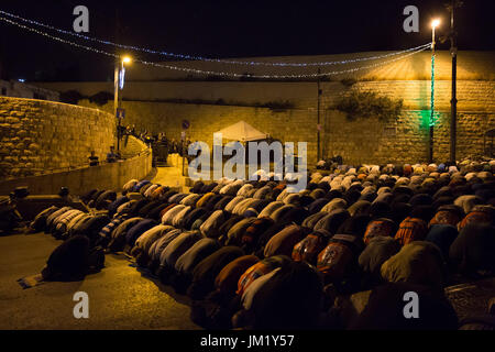 (170725)--JERUSALEM, 25. Juli 2017 (Xinhua)--Muslime beten außerhalb des Löwen Tor der Altstadt von Jerusalem, 25. Juli 2017. Israels Sicherheit Kabinett hat beschlossen, Metalldetektoren vom Eingang auf die heilige Stätte in Jerusalem zu entfernen, die bekannt ist als das edle Heiligtum für Muslime und Tempelberg für Juden und Sicherheit ergreifen basierende auf fortschrittliche Technologien Maßnahmen ("smart Kontrollen") statt, laut Aussage vom Amt des Premierministers am Dienstagmorgen ausgestellt. (Xinhua/Guo Yu) (Zjy) Stockfoto