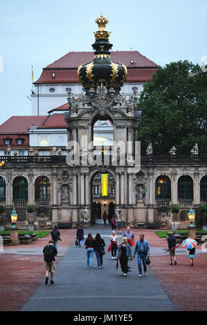 Dresden, Deutschland. 24. Juli 2017. Ein Blick auf den Innenhof des Zwingers in Dresden, Deutschland, 24. Juli 2017. Verfinsterte sich der Himmel verfügt über eine der berühmtesten architektonischen Meisterwerke von Dresden. Foto: Jens Kalaene/Dpa-Zentralbild/Dpa/Alamy Live News Stockfoto