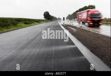 Bornhoeved, Deutschland. 25. Juli 2017. Ein neuer Abschnitt der Autobahn A20 ist in der Nähe von Bornhoeved, Deutschland, 25. Juli 2017 ersichtlich. Es blieb unvollendet, da kein Unternehmen gefunden werden kann, um die notwendigen Markierungen zu vervollständigen. Foto: Markus Scholz/Dpa/Alamy Live News Stockfoto