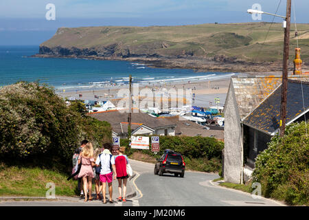 Polzeath, Cornwall, UK. 25. Juli 2017.  Urlauber besuchen Sie den Strand an einem warmen sonnigen Tag in Polzeath, North Cornwall. Bildnachweis: Mark Richardson/Alamy Live-Nachrichten Stockfoto