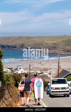 Polzeath, Cornwall, UK. 25. Juli 2017. Urlauber besuchen Sie den Strand an einem warmen sonnigen Tag in Polzeath, North Cornwall. Bildnachweis: Mark Richardson/Alamy Live-Nachrichten Stockfoto