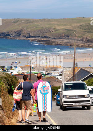 Polzeath, Cornwall, UK. 25. Juli 2017. Urlauber besuchen Sie den Strand an einem warmen sonnigen Tag in Polzeath, North Cornwall. Bildnachweis: Mark Richardson/Alamy Live-Nachrichten Stockfoto