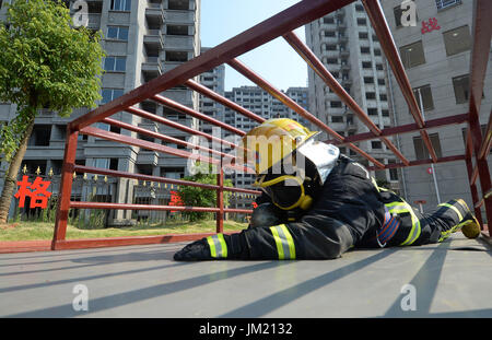 Der chinesischen Nanchang, Jiangxi Provinz. 25. Juli 2017. Ein Feuerwehrmann beteiligt sich an einem Rettungs-Bohrer in Yichun, Osten Chinas Jiangxi Provinz, 25. Juli 2017. Bildnachweis: Peng Zhaozhi/Xinhua/Alamy Live-Nachrichten Stockfoto