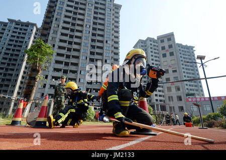 Der chinesischen Nanchang, Jiangxi Provinz. 25. Juli 2017. Feuerwehrmänner nehmen Teil in einem Rettungs-Bohrer in Yichun, Osten Chinas Jiangxi Provinz, 25. Juli 2017. Bildnachweis: Peng Zhaozhi/Xinhua/Alamy Live-Nachrichten Stockfoto