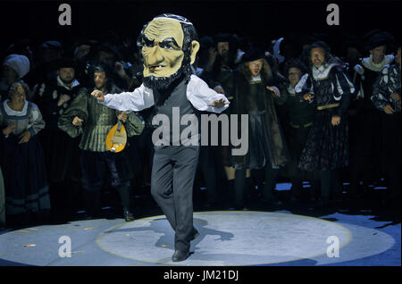 HANDOUT - zeigt ein Handout Bild die Probe Foto "Sterben Meistersinger von Nürnberg" (lit.) Die Master-Sänger von Nürnberg) datiert 2017, 2. Akt: Johannes Martin Kraenzle (Sixtus Beckmesser) und der Chor. Die Wagner-Oper wird am 25. Juli 2017 anlässlich der Eröffnung der Bayreuther Festspiele 2017 erfolgen.    (Liebe Redakteure - kein Verkauf / obligatorische Guthaben: "Foto: Bayreuther Festspiele/Enrico Nawrath" / Internetnutzung nur bis zu einer maximalen Größe von 800 X 800 Pixel) Foto: Enrico Nawrath/Festspiele Bayreuth/Dpa Stockfoto