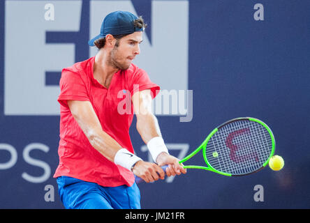 Hamburg, Deutschland. 25. Juli 2017. Karen Khachanov Russlands spielen gegen Rudolf Molleker Deutschlands in der ersten Runde des Herren Einzel bei den Tennis ATP-Tour German Open in Hamburg, Deutschland, 25. Juli 2017. Foto: Daniel Bockwoldt/Dpa/Alamy Live News Stockfoto