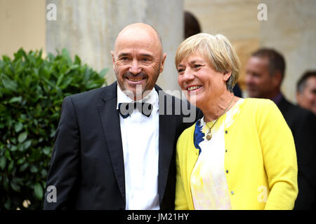 Bayreuth, Deutschland. 25. Juli 2017. Ehemalige Skifahrer Rosi Mittermaier und Christian Neureuther kommen bei der Eröffnung der Bayreuther Festival 2017 in Bayreuth, Deutschland, 25. Juli 2017. Das Festival eröffnet mit der Oper "Sterben Meistersinger von Nürnberg" (The Master-Singers von Nürnberg). Foto: Tobias Hase/Dpa/Alamy Live News Stockfoto