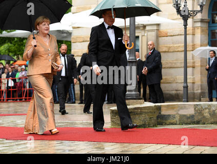 Bayreuth, Deutschland. 25. Juli 2017. Deutsche Bundeskanzlerin Angela Merkel (CDU) und ihr Ehemann Joachim Sauer ankommen bei der Eröffnung der Bayreuther Festival 2017 in Bayreuth, Deutschland, 25. Juli 2017. Das Festival eröffnet mit der Oper "Sterben Meistersinger von Nürnberg" (The Master-Singers von Nürnberg). Foto: Tobias Hase/Dpa/Alamy Live News Stockfoto