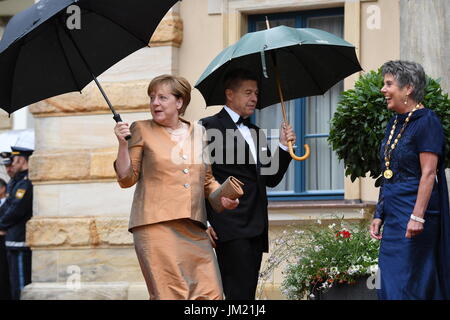 Bayreuth, Deutschland. 25. Juli 2017. Deutsche Bundeskanzlerin Angela Merkel (CDU) und ihr Ehemann Joachim Sauer ankommen bei der Eröffnung der Bayreuther Festival 2017 in Bayreuth, Deutschland, 25. Juli 2017. Das Festival eröffnet mit der Oper "Sterben Meistersinger von Nürnberg" (The Master-Singers von Nürnberg). Foto: Tobias Hase/Dpa/Alamy Live News Stockfoto