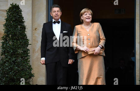 Bayreuth, Deutschland. 25. Juli 2017. Deutsche Bundeskanzlerin Angela Merkel (CDU) und ihr Ehemann Joachim Sauer ankommen bei der Eröffnung der Bayreuther Festival 2017 in Bayreuth, Deutschland, 25. Juli 2017. Das Festival eröffnet mit der Oper "Sterben Meistersinger von Nürnberg" (The Master-Singers von Nürnberg). Foto: Tobias Hase/Dpa/Alamy Live News Stockfoto