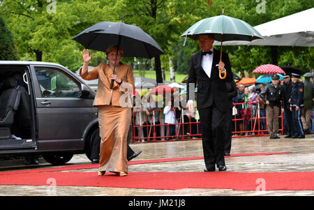 Bayreuth, Deutschland. 25. Juli 2017. Deutsche Bundeskanzlerin Angela Merkel (CDU) und ihr Ehemann Joachim Sauer ankommen bei der Eröffnung der Bayreuther Festival 2017 in Bayreuth, Deutschland, 25. Juli 2017. Das Festival eröffnet mit der Oper "Sterben Meistersinger von Nürnberg" (The Master-Singers von Nürnberg). Foto: Tobias Hase/Dpa/Alamy Live News Stockfoto