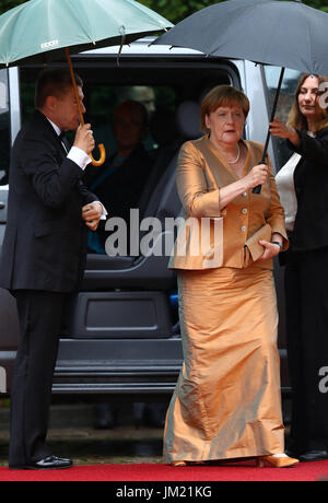 Bayreuth, Deutschland. 25. Juli 2017. Deutsche Bundeskanzlerin Angela Merkel (CDU) und ihr Ehemann Joachim Sauer ankommen bei der Eröffnung der Bayreuther Festival 2017 in Bayreuth, Deutschland, 25. Juli 2017. Das Festival eröffnet mit der Oper "Sterben Meistersinger von Nürnberg" (The Master-Singers von Nürnberg). Foto: Daniel Karmann/Dpa/Alamy Live News Stockfoto