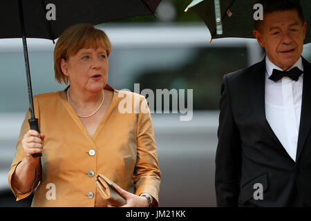 Bayreuth, Deutschland. 25. Juli 2017. Deutsche Bundeskanzlerin Angela Merkel (CDU) und ihr Ehemann Joachim Sauer ankommen bei der Eröffnung der Bayreuther Festival 2017 in Bayreuth, Deutschland, 25. Juli 2017. Das Festival eröffnet mit der Oper "Sterben Meistersinger von Nürnberg" (The Master-Singers von Nürnberg). Foto: Daniel Karmann/Dpa/Alamy Live News Stockfoto