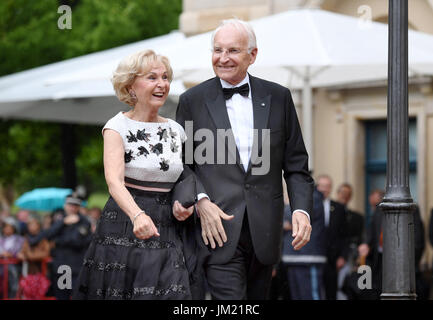 Bayreuth, Deutschland. 25. Juli 2017. Ehemalige bayerische premier Edmund Stoiber (CSU) und seine Frau Karin kommen bei der Eröffnung der Bayreuther Festival 2017 in Bayreuth, Deutschland, 25. Juli 2017. Das Festival eröffnet mit der Oper "Sterben Meistersinger von Nürnberg" (The Master-Singers von Nürnberg). Foto: Tobias Hase/Dpa/Alamy Live News Stockfoto