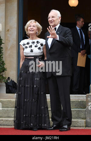 Bayreuth, Deutschland. 25. Juli 2017. Ehemalige bayerische premier Edmund Stoiber (CSU) und seine Frau Karin kommen bei der Eröffnung der Bayreuther Festival 2017 in Bayreuth, Deutschland, 25. Juli 2017. Das Festival eröffnet mit der Oper "Sterben Meistersinger von Nürnberg" (The Master-Singers von Nürnberg). Foto: Tobias Hase/Dpa/Alamy Live News Stockfoto