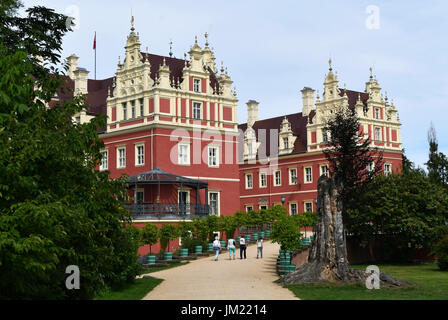 Bad Muskau, Deutschland. 24. Juli 2017. Besucher gehen auf Schloss Muskau (Muskau Palast) sehen in der Fuerst Pueckler Park in Bad Muskau, Deutschland, 24. Juli 2017. Der Park ist der größte Landschaftspark in Mitteleuropa. Foto: Jens Kalaene/Dpa-Zentralbild/ZB/Dpa/Alamy Live News Stockfoto