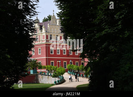 Bad Muskau, Deutschland. 24. Juli 2017. Besucher gehen auf Schloss Muskau (Muskau Palast) sehen in der Fuerst Pueckler Park in Bad Muskau, Deutschland, 24. Juli 2017. Der Park ist der größte Landschaftspark in Mitteleuropa. Foto: Jens Kalaene/Dpa-Zentralbild/ZB/Dpa/Alamy Live News Stockfoto