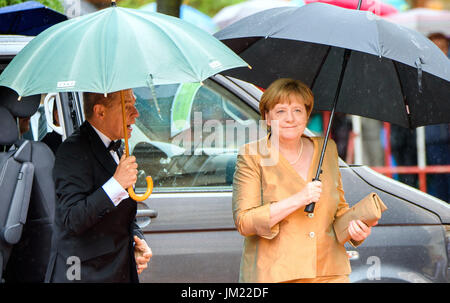 Bayreuth, Deutschland. 25. Juli 2017. Deutsche Bundeskanzlerin Angela Merkel (CDU) und ihr Ehemann Joachim Sauer ankommen bei der Eröffnung der Bayreuther Festival 2017 in Bayreuth, Deutschland, 25. Juli 2017. Das Festival eröffnet mit der Oper "Sterben Meistersinger von Nürnberg" (The Master-Singers von Nürnberg). Foto: Nicolas Armer/Dpa/Alamy Live News Stockfoto