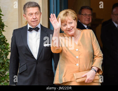 Bayreuth, Deutschland. 25. Juli 2017. Deutsche Bundeskanzlerin Angela Merkel (CDU) und ihr Ehemann Joachim Sauer ankommen bei der Eröffnung der Bayreuther Festival 2017 in Bayreuth, Deutschland, 25. Juli 2017. Das Festival eröffnet mit der Oper "Sterben Meistersinger von Nürnberg" (The Master-Singers von Nürnberg). Foto: Nicolas Armer/Dpa/Alamy Live News Stockfoto