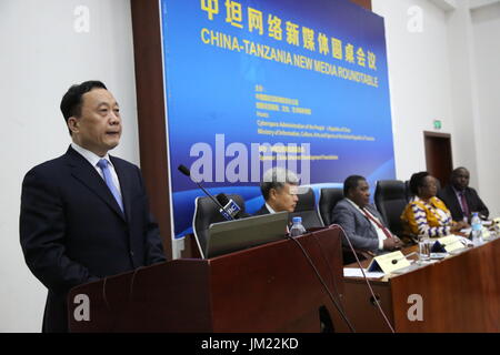 Dar Es Salaam, Tansania. 25. Juli 2017. Ren Xianliang, stellvertretender Leiter des Cyberspace Administration of China spricht auf der China-Tansania neue Medien-Roundtable in Dar Es Salaam, Tansania, 25. Juli 2017. Bildnachweis: Stringer/Xinhua/Alamy Live-Nachrichten Stockfoto