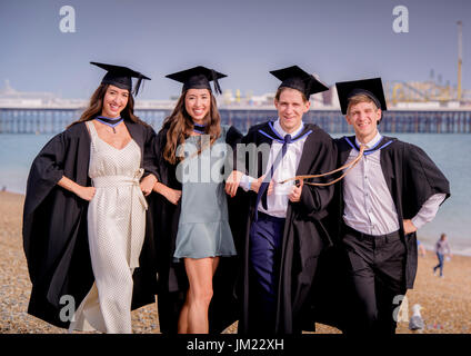 Brighton, UK. 25. Juli 2017. Brighton, East Sussex, UK. Graduate Twin Sets - zwei Sätze Zwillinge heute studierte an der University of Brighton Sommer Promotionen. Von links Claudia und Katia Cardoso mit 2. Satz Zwillinge Tom und Shane Sayers. Picture by Credit: Jim Holden/Alamy Live-Nachrichten Stockfoto