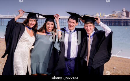 Brighton, UK. 25. Juli 2017. Brighton, East Sussex, UK. Graduate Twin Sets - zwei Sätze Zwillinge heute studierte an der University of Brighton Sommer Promotionen. Von links Claudia und Katia Cardoso mit 2. Satz Zwillinge Tom und Shane Sayers. Picture by Credit: Jim Holden/Alamy Live-Nachrichten Stockfoto