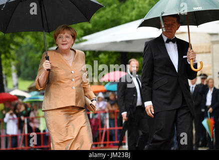 Bayreuth, Deutschland. 25. Juli 2017. Deutsche Bundeskanzlerin Angela Merkel (CDU) und ihr Ehemann Joachim Sauer ankommen bei der Eröffnung der Bayreuther Festival 2017 in Bayreuth, Deutschland, 25. Juli 2017. Das Festival eröffnet mit der Oper "Sterben Meistersinger von Nürnberg" (The Master-Singers von Nürnberg). Foto: Tobias Hase/Dpa/Alamy Live News Stockfoto