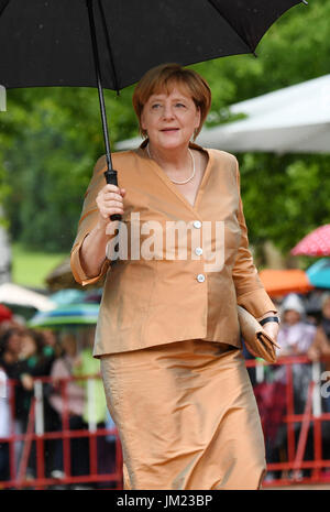 Bayreuth, Deutschland. 25. Juli 2017. Deutsche Bundeskanzlerin Angela Merkel (CDU) kommt bei der Eröffnung der Bayreuther Festival 2017 in Bayreuth, Deutschland, 25. Juli 2017. Das Festival eröffnet mit der Oper "Sterben Meistersinger von Nürnberg" (The Master-Singers von Nürnberg). Foto: Tobias Hase/Dpa/Alamy Live News Stockfoto