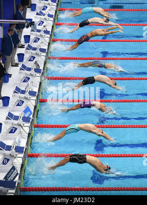 Budapest, Ungarn. 25. Juli 2017. Die Schwimmer starten in die Männer 100m Rücken Finale bei der FINA Weltmeisterschaften 2017 in Budapest, Ungarn, 25. Juli 2017. Foto: Axel Heimken/Dpa/Alamy Live News Stockfoto