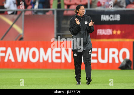Deutschland-Coach Steffi Jones auf dem Platz vor der UEFA Women's Euro Gruppe B Fußballspiel zwischen Russland und Deutschland im Stadion Galgenwaard in Utrecht, Niederlande, 25. Juli 2017. Foto: Carmen Jaspersen/dpa Stockfoto