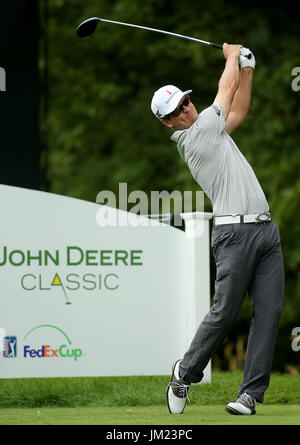 Silvis, Iowa, USA. 11. Juli 2017. Ehemaliger John Deere Classic Champion Zach Johnson (2012) von Cedar Rapids, Uhren seiner Fahrt am 15. Abschlag, Dienstag, 11. Juli 2017 erschossen, während Proberunde spielen beim TPC Deere Run in Silvis. Bildnachweis: John Schultz/Quad-Stadt-Zeiten / ZUMA Draht/Alamy Live News Stockfoto