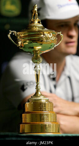 Silvis, Iowa, USA. 10. Juli 2017. Der Ryder Cup sitzt auf dem Tisch neben Zach Johnson, Dienstag, 11. Juli 2017, im Medienraum im Rahmen einer Pressekonferenz am TPC Deere Durchlauf in Silvis. Bildnachweis: John Schultz/Quad-Stadt-Zeiten / ZUMA Draht/Alamy Live News Stockfoto