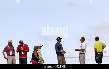 Silvis, Iowa, USA. 14. Juli 2017. Golf-Fans in der zweiten Runde des John Deere Classic in Silvis, Illinois Freitag, 14. Juli 2017. Bildnachweis: Jeff Cook.Quad-City Times/Quad-City Times / ZUMA Draht/Alamy Live News Stockfoto