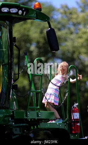 Silvis, Iowa, USA. 14. Juli 2017. Lyla Burrichter von Ossian, IA, kombinieren klettert um auf einem John Deere, Freitag, 14. Juli 2017, während der zweite Runde Aktion des John Deere Classic beim TPC Deere Run in Silvis. Bildnachweis: John Schultz/Quad-Stadt-Zeiten / ZUMA Draht/Alamy Live News Stockfoto