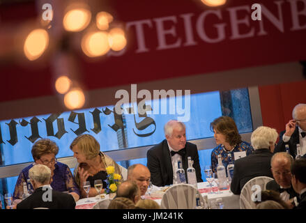 Bayreuth, Deutschland. 25. Juli 2017. Schwedens Queen Silvia (r) während einer Pause bei der Eröffnung der Bayreuther Festspiele in Bayreuth, Deutschland, 25. Juli 2017 mit bayerischen premier Horst Seehofer (CSU, 2.f.r) zu sprechen. Neben ihnen Karin Seehofer (2.v.l.) ist ein Gespräch mit Präsident des Bayerischen Landtags Parlaments, Barbara Stamm (L). Das Festival eröffnet mit der Oper "Sterben Meistersinger von Nürnberg" (The Master-Singers von Nürnberg). Foto: Nicolas Armer/Dpa/Alamy Live News Stockfoto