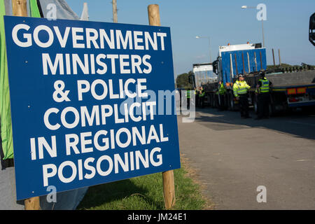 Preston neue Straße, Blackpool. 25.. Juli 2017: Anti-Fracking Demonstranten stoppen Konvoi aus Lastwagen an der Cuadrilla explorative Shale Gas Fracking Website unter wenig Plumpton, in der Nähe von Blackpool. Eine durchgeführte Yougov-Umfrage ergab 66 % gegen Fracking im Bereich Fylde mit 21 % für Fracking und 14 % noch unentschlossen. Lancashire County Council verweigerte Erlaubnis aber Regierungsminister Sajid Javid, konservative Secretary Of State for Communities and Local Government überstimmt ihre Entscheidung. Bildnachweis: Dave Ellison/Alamy Live-Nachrichten Stockfoto