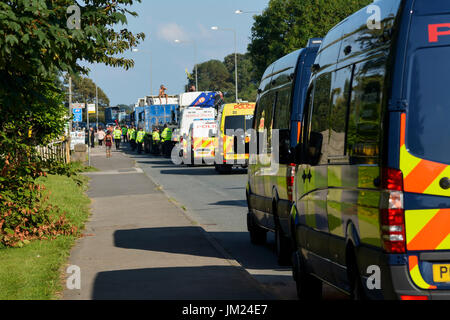 Preston neue Straße, Blackpool. 25.. Juli 2017: Anti-Fracking Demonstranten stoppen Konvoi aus Lastwagen an der Cuadrilla explorative Shale Gas Fracking Website unter wenig Plumpton, in der Nähe von Blackpool. Eine durchgeführte Yougov-Umfrage ergab 66 % gegen Fracking im Bereich Fylde mit 21 % für Fracking und 14 % noch unentschlossen. Lancashire County Council verweigerte Erlaubnis aber Regierungsminister Sajid Javid, konservative Secretary Of State for Communities and Local Government überstimmt ihre Entscheidung. Bildnachweis: Dave Ellison/Alamy Live-Nachrichten Stockfoto