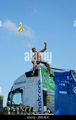 Preston neue Straße, Blackpool. 25.. Juli 2017: Anti-Fracking Demonstranten stoppen Konvoi aus Lastwagen an der Cuadrilla explorative Shale Gas Fracking Website unter wenig Plumpton, in der Nähe von Blackpool. Eine durchgeführte Yougov-Umfrage ergab 66 % gegen Fracking im Bereich Fylde mit 21 % für Fracking und 14 % noch unentschlossen. Lancashire County Council verweigerte Erlaubnis aber Regierungsminister Sajid Javid, konservative Secretary Of State for Communities and Local Government überstimmt ihre Entscheidung. Bildnachweis: Dave Ellison/Alamy Live-Nachrichten Stockfoto