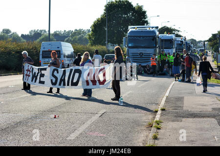 Preston neue Straße, Blackpool. 25.. Juli 2017: Anti-Fracking Demonstranten stoppen Konvoi aus Lastwagen an der Cuadrilla explorative Shale Gas Fracking Website unter wenig Plumpton, in der Nähe von Blackpool. Eine durchgeführte Yougov-Umfrage ergab 66 % gegen Fracking im Bereich Fylde mit 21 % für Fracking und 14 % noch unentschlossen. Lancashire County Council verweigerte Erlaubnis aber Regierungsminister Sajid Javid, konservative Secretary Of State for Communities and Local Government überstimmt ihre Entscheidung. Bildnachweis: Dave Ellison/Alamy Live-Nachrichten Stockfoto