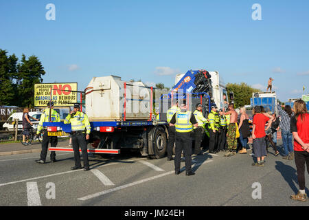 Preston neue Straße, Blackpool. 25.. Juli 2017: Anti-Fracking Demonstranten stoppen Konvoi aus Lastwagen an der Cuadrilla explorative Shale Gas Fracking Website unter wenig Plumpton, in der Nähe von Blackpool. Eine durchgeführte Yougov-Umfrage ergab 66 % gegen Fracking im Bereich Fylde mit 21 % für Fracking und 14 % noch unentschlossen. Lancashire County Council verweigerte Erlaubnis aber Regierungsminister Sajid Javid, konservative Secretary Of State for Communities and Local Government überstimmt ihre Entscheidung. Bildnachweis: Dave Ellison/Alamy Live-Nachrichten Stockfoto