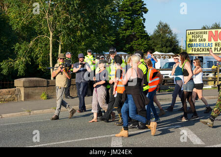 Preston neue Straße, Blackpool. 25.. Juli 2017: Anti-Fracking Demonstranten stoppen Konvoi aus Lastwagen an der Cuadrilla explorative Shale Gas Fracking Website unter wenig Plumpton, in der Nähe von Blackpool. Eine durchgeführte Yougov-Umfrage ergab 66 % gegen Fracking im Bereich Fylde mit 21 % für Fracking und 14 % noch unentschlossen. Lancashire County Council verweigerte Erlaubnis aber Regierungsminister Sajid Javid, konservative Secretary Of State for Communities and Local Government überstimmt ihre Entscheidung. Bildnachweis: Dave Ellison/Alamy Live-Nachrichten Stockfoto