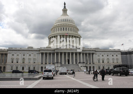 Washington, DC, USA. 25. Juli 2017. Die Ostfassade des Vereinigte Staaten Kapitol-Gebäudes am Nachmittag, den der Senat 51 bis 50 hat die GOP Gesundheitsreform zu Boden Debatte voraus. Bildnachweis: Evan Golub/ZUMA Draht/Alamy Live-Nachrichten Stockfoto