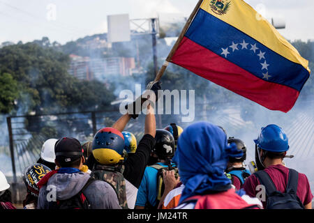 Caracas, Venezuela. 22. Juni 2017. Aktivisten der Opposition Gasmasken Zusammenstoß mit Polizei während einer Anti-Regierungs-Proteste. Venezolanische Jugend gegen die Regierung von Präsident Maduro über seine Bemühungen um die Macht zu konzentrieren. Bildnachweis: Elyxandro Cegarra/ZUMA Draht/Alamy Live-Nachrichten Stockfoto