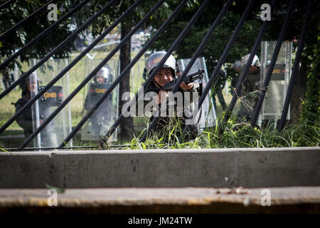 Caracas, Venezuela. 22. Juni 2017. Mitglieder der Nationalgarde Zusammenstoß mit Demonstranten während einer Anti-Regierungs-Proteste. Venezolanische Jugend gegen die Regierung von Präsident Maduro über seine Bemühungen um die Macht zu konzentrieren. Bildnachweis: Elyxandro Cegarra/ZUMA Draht/Alamy Live-Nachrichten Stockfoto