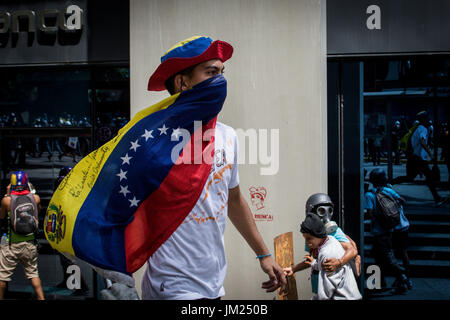 Caracas, Venezuela. 22. Juni 2017. Aktivisten der Opposition Gasmasken Zusammenstoß mit Polizei während einer Anti-Regierungs-Proteste. Venezolanische Jugend gegen die Regierung von Präsident Maduro über seine Bemühungen um die Macht zu konzentrieren. Bildnachweis: Elyxandro Cegarra/ZUMA Draht/Alamy Live-Nachrichten Stockfoto