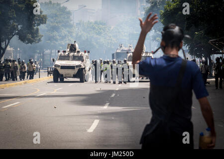 Caracas, Venezuela. 22. Juni 2017. Aktivisten der Opposition Gasmasken Zusammenstoß mit Polizei während einer Anti-Regierungs-Proteste. Venezolanische Jugend gegen die Regierung von Präsident Maduro über seine Bemühungen um die Macht zu konzentrieren. Bildnachweis: Elyxandro Cegarra/ZUMA Draht/Alamy Live-Nachrichten Stockfoto