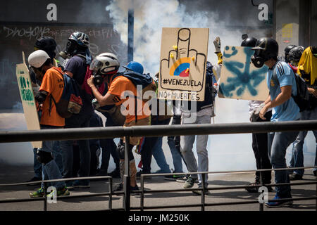 Caracas, Venezuela. 22. Juni 2017. Aktivisten der Opposition Gasmasken Zusammenstoß mit Polizei während einer Anti-Regierungs-Proteste. Venezolanische Jugend gegen die Regierung von Präsident Maduro über seine Bemühungen um die Macht zu konzentrieren. Bildnachweis: Elyxandro Cegarra/ZUMA Draht/Alamy Live-Nachrichten Stockfoto