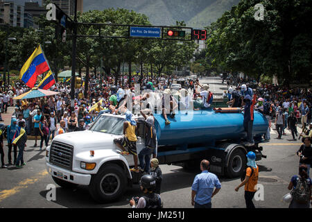 Caracas, Venezuela. 22. Juni 2017. Oppositionelle Aktivisten blockieren die Allee mit einem LKW bei einem Protest gegen die Regierung. Venezolanische Jugend gegen die Regierung von Präsident Maduro über seine Bemühungen um die Macht zu konzentrieren. Bildnachweis: Elyxandro Cegarra/ZUMA Draht/Alamy Live-Nachrichten Stockfoto