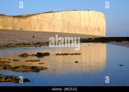 Birling Gap, East Sussex. 25. Juli 2017. Menschen genießen den letzten von der Sunshie auf einen schönen Abend in Birling Gap, auf der Küste von East Sussex, vor nasses Wetter morgen zurückkehrt. Bildnachweis: Peter Cripps/Alamy Live-Nachrichten Stockfoto