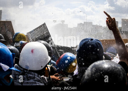 Caracas, Venezuela. 29. Mai 2017. Aktivisten der Opposition Zusammenstoß mit der Polizei wie sie Francisco Fajardo Autobahn in Caracas bei einer Demonstration gegen Präsident Maduro Regierung blockieren. Demonstrationen, die Ende März in Gang gekommen haben das Leben von 59 Personen gekostet, als Führer der Opposition versuchen, Druck auf linker Präsident Venezuelas, Rampe dessen bereits niedrigen Popularität unter anhaltenden Mangel an Nahrungsmitteln und Medikamenten, unter anderen wirtschaftlichen Schwierigkeiten Kratern übersät ist. Bildnachweis: Elyxandro Cegarra/ZUMA Draht/Alamy Live-Nachrichten Stockfoto